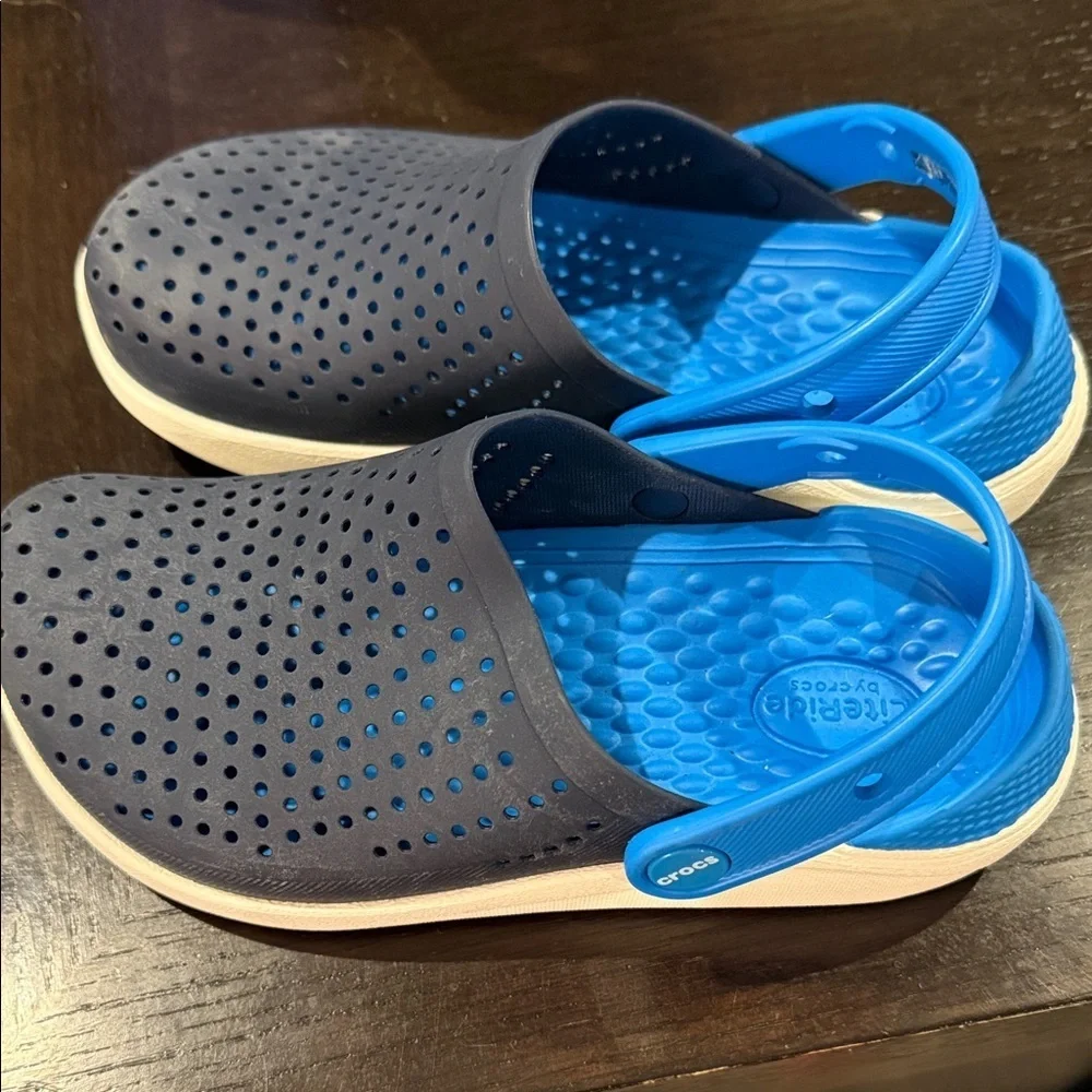 CROCS Kids Navy and Blue Water Shoes youth sz 2 barely used Lite Ride sandals